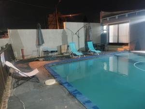 Bazén v ubytování Phindulo Bed and Breakfast - No Loadshedding, Smart TVs & unlimited free fibre wifi nebo v jeho okolí