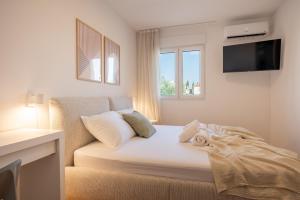 - une chambre avec un canapé, une télévision et une fenêtre dans l'établissement Villa Activitas - Professional Fitness & Pool, à Kaštela 50 autres photos