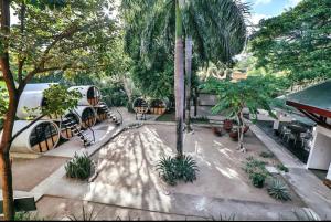z góry widok na park z drzewami i ławkami w obiekcie Pipe House Luxury Beach Glamping Retreat w mieście Barco Quebrado