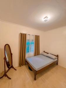 سرير أو أسرّة في غرفة في Isabela Province Staycation House