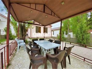 Un patio al aire libre con mesa y sillas. en Sevan Island Cottage, en Sevan