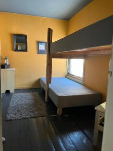 1 dormitorio con 1 litera en una habitación en Storjord Farmstay Ranchhouse, en Kvaløya