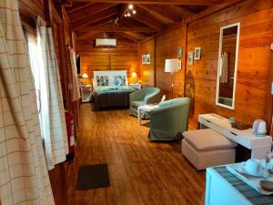 ein Zimmer mit einem Bett und Stühlen in einem Zimmer in der Unterkunft El Paraje del Chef in Laroles