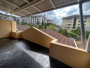uma vista a partir da varanda de um edifício em Big Dreams Double Story House em Tanah Rata