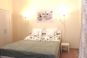 Säng eller sängar i ett rum på Panoráma Apartman