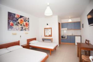A bed or beds in a room at Rosa's Beach Studios