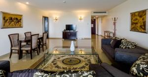 Ruang duduk di Black Diamond Hotel