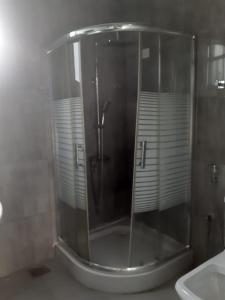 um chuveiro com uma porta de vidro na casa de banho em Rohan's Residence em Kandana