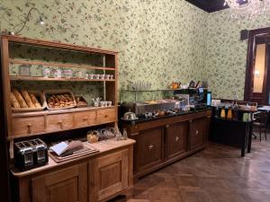 a bakery with bread and pastries in a room at Hotel Rubenshof in Antwerp