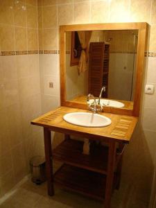 y baño con lavabo y espejo. en Chalet Airelles 4 pers - Tout Confort - Wifi fibre en Xonrupt-Longemer