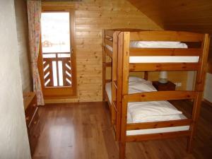 a room with two bunk beds in a cabin at Chalet Airelles 4 pers - Tout Confort - Wifi fibre in Xonrupt-Longemer