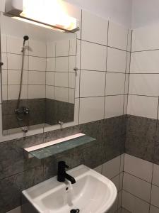 uma casa de banho com um lavatório e um espelho em Résidence Togoliving 