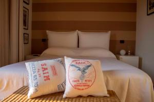 un letto con due cuscini sopra di Masseria Olivola a Benevento