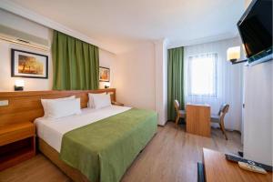 Кровать или кровати в номере Qualia Park Hotel