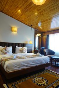 um quarto com uma cama grande num quarto em Gakhil Boutique Hotel em Darjeeling