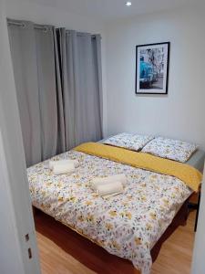 Llit o llits en una habitació de Appart avec jardin proche Paris
