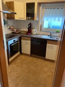 een keuken met een wastafel en een fornuis bij Ferienwohnung mit 2 Zimmer, Küche, Bad, in Saarbrücken in Saarbrücken