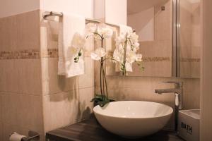 łazienka z umywalką i wazonem kwiatowym w obiekcie La Casa dell'Uva, Marino w mieście Marino