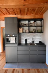 Kuchyň nebo kuchyňský kout v ubytování Apartmán s krbom vedľa Zubačky