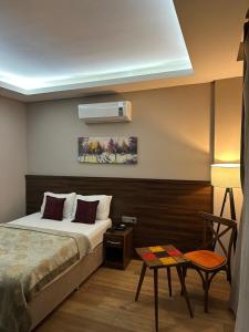 ein Hotelzimmer mit einem Bett und einer Klimaanlage in der Unterkunft GRAND DELUX HOTEL in Samsun