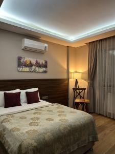 Habitación de hotel con cama y ventana en GRAND DELUX HOTEL, en Samsun