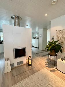 a living room with a fireplace and a tv at Villa Aurora View in Rovaniemi