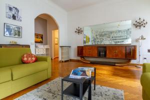 米兰CentralStation - Via Lazzaroni的客厅配有绿色沙发和电视