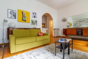 米兰CentralStation - Via Lazzaroni的客厅配有黄色沙发和电视