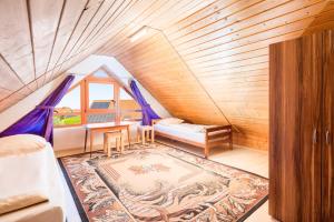 Zimmer mit einem Bett und einem Tisch in einem Zimmer in der Unterkunft Unterkunft DHH mit 5 Zim in Schmatzhausen