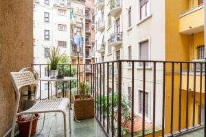 米兰CentralStation - Via Lazzaroni的带桌椅的阳台和建筑物