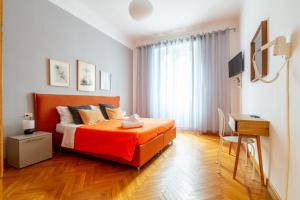 米兰CentralStation - Via Lazzaroni的卧室里有一张床和一张书桌