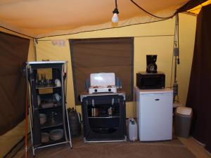 Oh! Camping - Les Roquilles Palavas les Flots的厨房或小厨房
