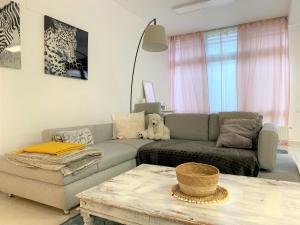 uma sala de estar com um sofá e uma mesa em Stadtsuite mit Sauna in Wiener Neustadt 135 m2 em Wiener Neustadt
