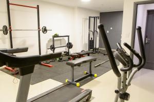 un gimnasio con cintas de correr y máquinas de ejercicio cardiovascular en Apart Hotel Jorge I en Santiago del Estero