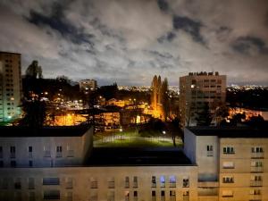 uitzicht op een stad in de nacht met gebouwen bij Superbe appartement avec magnifique vue sur Paris in Sucy-en-Brie