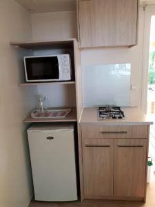 Oh! Camping - Les Roquilles Palavas les Flots的厨房或小厨房