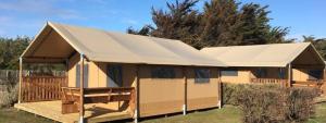 帕拉瓦莱弗洛Oh! Camping - Les Roquilles Palavas les Flots的院子中白色的天篷建筑 更多10张照片