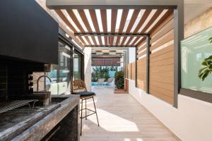 un pasillo de una casa con techo de madera en Domenica Diamond Villas, en Chaniotis