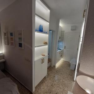 uma pequena casa de banho com lavatório e WC em VistaSol em Torremolinos