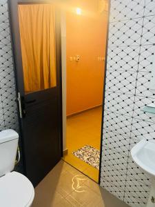 uma casa de banho com um WC e um lavatório em Résidence Togoliving 