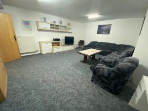 ein Wohnzimmer mit Sofa und Tisch in der Unterkunft Unterkunft DHH mit 5 Zim in Schmatzhausen