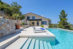 una villa con piscina e una casa di Villa Anasa-Luxury Retreat-Private Pool a Marathónas (Maratona)