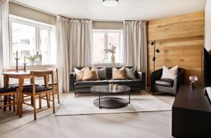 a living room with a couch and a table at Krüger's Crib By Staysville in Stavanger