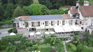 una vista aérea de un edificio con paneles solares en Albergo Ristorante Monterosa, en Ameno