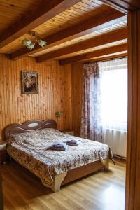 マイコリチンにあるKryvorizka Palankaの窓付きの部屋にベッド付きのベッドルーム1室があります。