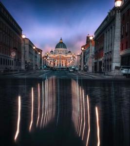 vistas a un edificio con reflejo en el agua en Il Nido en Roma
