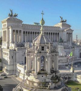 un edificio blanco con una cruz encima en Il Nido en Roma