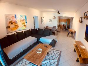 ein Wohnzimmer mit einem Sofa und einem Tisch in der Unterkunft Acropolis view Luxury 2-bedroom Condo in Athen