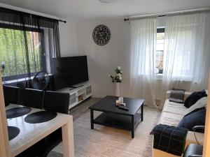 sala de estar con sofá y TV en Bli Hel en Malmö