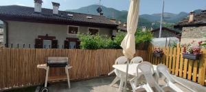 eine Terrasse mit Stühlen und einem Tisch mit einem Laptop in der Unterkunft alloggio in centro con giardino in Sampeire